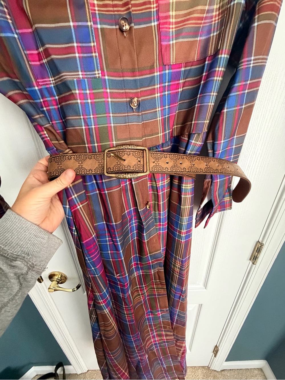 Long Plaid Shirt Dress in Brown with belt. Runs small this is actually an XL - Picture 4 of 4